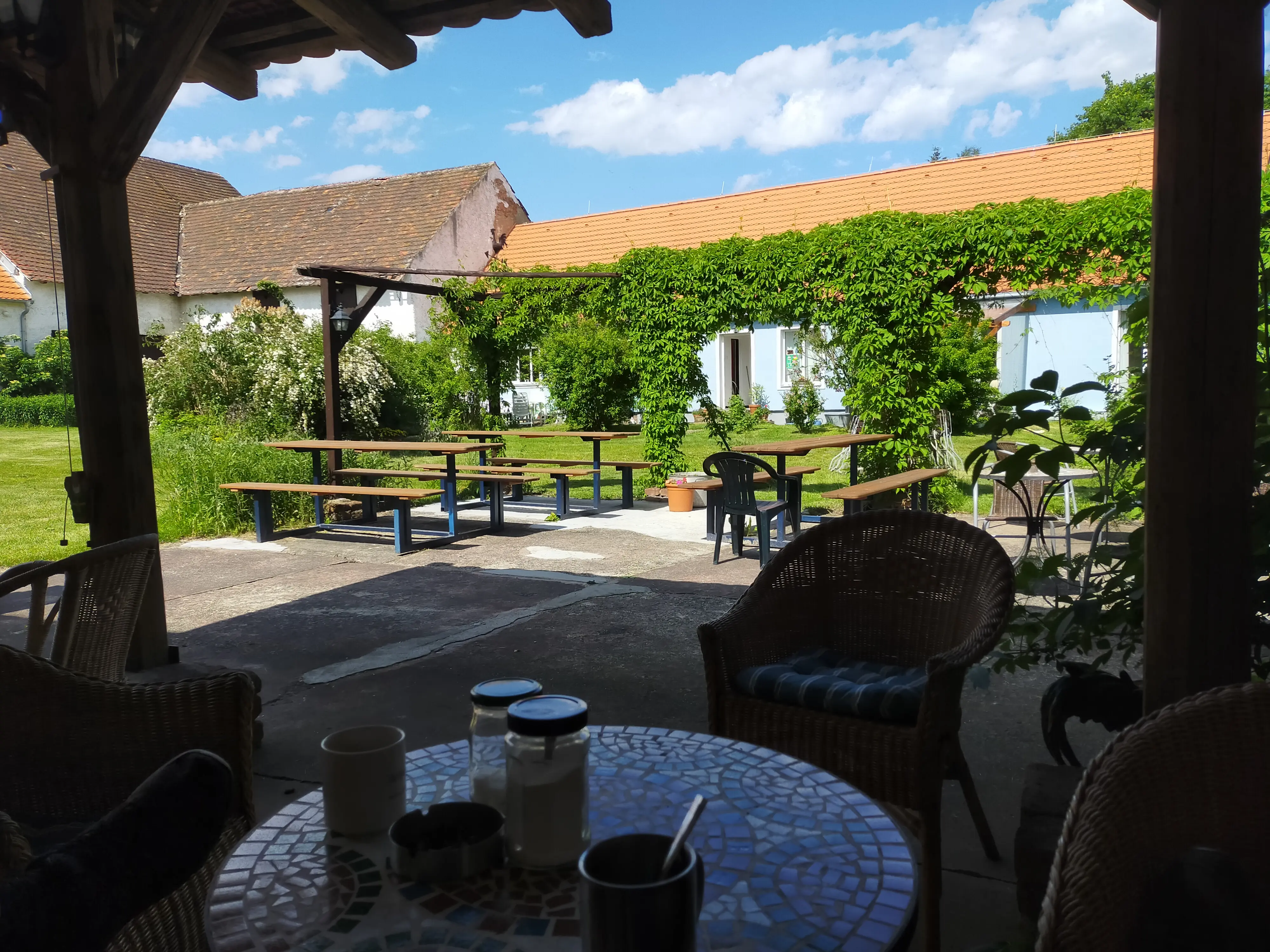 Familie camping, te koop Tsjechie. Hofje met bar en terras.